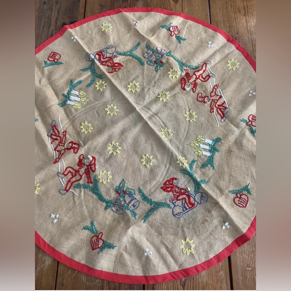 Vtg Jute Burlap Christmas Tree Skirt Girl Scooter
Approximately 46.5” round‎
